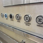 エレベーターのボタンもシャネル♪