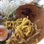 Tsunatori Monogatari - 辛味噌ラーメンの麺