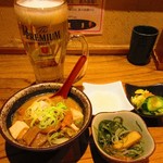 Kushiyaki Yakiton Tongarashi - 最初に来た、お通し、もつ煮、お新香、大根おろし、ビール
