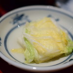 目黒魚金 - 【海鮮バラちらし御膳@1,580円＋税】白菜の浅漬け