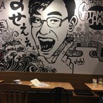 Okonomi Tamachan - 店内と壁のたまちゃん？？