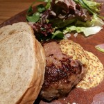 ça marche - イベリコ豚100％ハンバーグの力強い旨味に、粒マスタードのキレのある酸味が合う！