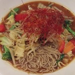 ビーダブリュー カフェ - 春野菜と豚バラ肉のスープカレー蕎麦（季節限定）