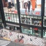 ベトナム料理 ホァングン - エレベーターから眼下を見下ろすと、、H&M。左は東急本店。右に行くと渋谷駅です。