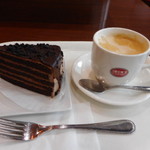 BECK'S COFFEE SHOP - ５層のチョコレートケーキ＆カフェラテ