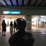 松屋 - 駅から降りてくる人々を出迎えてくれます。