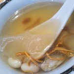 銀座アスター - 白豆、浅蜊、夏虫冬草、白瓜、クコの実など薬膳スープ
            淡い味わい