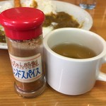 じゅんちゃん - スパイス掛けたらなお美味しい。
セットのスープはコンソメスープ