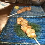 炭火焼鳥 鶏拓 - 盛り合わせの一品、肝レア焼きと霜降り牛ロース