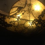 従来の居酒屋のイメージを覆したかったそうです　よく見ると店名が入っているのがわかります　下のほうにいるのは鮭かな