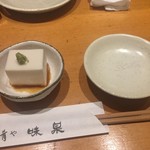 肴や味泉 - お通しのごま豆腐からして美味しいので、お酒の肴にちょっとずついただきます