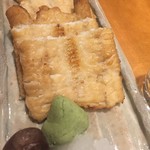 肴や味泉 - 名物の煮穴子　一般的な煮穴子のイメージとは違って表面がサクッとしています　ふんわりしたお寿司屋さんの煮穴子とは違います　これはこれで大変美味しいです