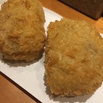 肴や味泉 - みんな大好き！味泉のコロッケ　味がしっかりついているのでそのまま日本酒の肴です　なぜコロッケが日本酒に合うのかという無粋なことは抜きにしてただ楽しみます