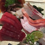 肴や味泉 - 順番が逆なんですが味泉では後から刺し盛りを頼んだほうが良いように思います　脂が乗ってしっかり主張する特上のネタばかりが並びますから