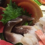 肴や味泉 - 鳥貝ってこんなに美味しかったっけ？というくらい甘みと旨みがたっぷりと乗っています　鳥貝らしく鵜が泳いでいる感じに盛り付けてあるのも粋です