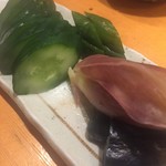 肴や味泉 - 箸休めにぬか漬けをちょっといただきます　箸休めなんて言ったら失礼なほど自己主張する美味しいお新香です　お醤油不要