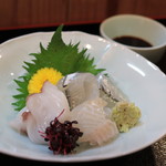 天ぷら よしおか - タコ、サヨリ、メイタガレイのお造り