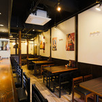 鶏ノ塚 - 内観写真:4人でもゆったりとご飲食いただける、広めのテーブル席です。