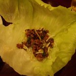 中国菜館 海星 - こんな風に挽肉をレタスで包んで食べます。