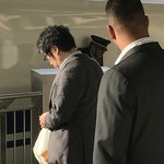 紫蔵 - この日の朝、広島に移動するベイスターズのロペス選手に新横浜駅で遭遇しました（後姿）