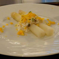 八王子うかい亭 - ◆フランス産ホワイトアスパラガスのポッシェ　ミモザ風 フランス産のホワイトアスパラは甘みが強く美味しいですね。 お味付がシンプルですので、アスパラの旨みを感じる品。