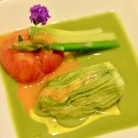 ズッキーニの花のファルス　トマトのオーブン焼きとアスパラのクーリー