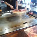 ステーキハウス インディアンズ - 肉のカットと焼き