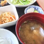 タニヤ食堂 - 小鉢・お新香・お刺身・サラダ・お味噌汁そしてコーヒーも付きます