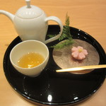 Hakuza Nihombashi - 加賀棒茶とお菓子一品　972円