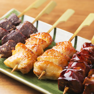 赤みが映える「奥美濃古地鶏」の焼鳥をご堪能あれ。