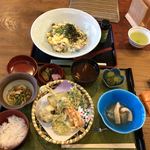 Suihousou - 花脊のおばんざい定食、山菜親子丼