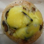 まちのパーラー - 椎茸とチーズのパン