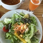 PIZZARIA BAR IPSIRON - ランチのサラダ・スープとサービスの野菜ジュース