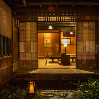 Enjoy seasonal meals and the Edo style in a quiet space that conveys history.