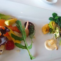 リストランテ マツムラ - 野菜のサラダ(左)と前菜(右)
                野菜はかなり素材を生かした、あまり火を通さずのコリコリとした歯ごたえを残したまま！