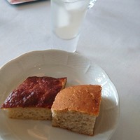 リストランテ マツムラ - ホカッチャとライ麦粉のパン？かな？
                どちらもモチモチした歯ごたえ良し！
                お代わりできます(*^^*)