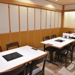 Tonkatsu To Washokuno Mise Chouhachi - 4人掛け3テーブル。最大12名の個室にもなります。ベビーカーを畳まず入れます。