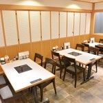 Tonkatsu To Washokuno Mise Chouhachi - 4人掛け3テーブル。最大12名の個室にもなります。ベビーカーを畳まず入れます。
