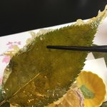 料理工房たなか - 桜の葉の天ぷら