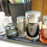 元祖トマトラーメン 三味 - 卓上のブラックペッパーやラー油も合いますね。