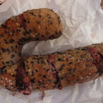 フール・ドゥ・アッシュ - ごま生地にあんことナッツとクリームチーズ入り