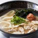 道頓堀亀一 - 梅わかめかすうどん　・紀州南高梅とわかめが入り美容に最高。特に女性に人気です。