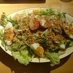 隠れ家焼肉dining あんじゅ - あんじゅサラダ　フライドオニオンがたくさん降りかかってます