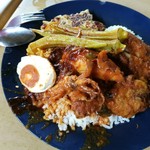 Nasi Kandar Line Clear - ナシカンダーRM17.60（フライドチキンや小イカのカレー、salted egg、野菜入りオムレツや巨大オクラ、ご飯とビリヤニのハーフ）