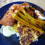 Nasi Kandar Line Clear - 左上がサクサク衣の巨大なアヤムゴレン（フライドチキン）、手前は具沢山の野菜入りオムレツ