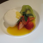 アルチェントロ - クレームダンジュ、苺とキウイ、文旦のソース