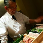 にい留 - 笑顔で照れる新留氏