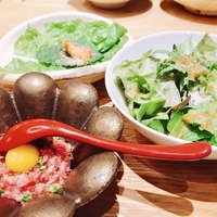 焼肉すどう 春吉 - 定番ユッケにはサンチェ&エゴマの葉！