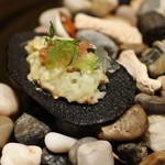 エスピス - イカ墨の生地でできた「貝殻」上にムール貝