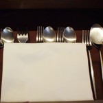 エスピス - 引き出しの中のカトラリー